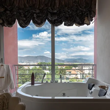 Femme Noir Luxury Experience Bed & Breakfast