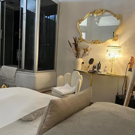 Femme Noir Luxury Experience Bed & Breakfast *
