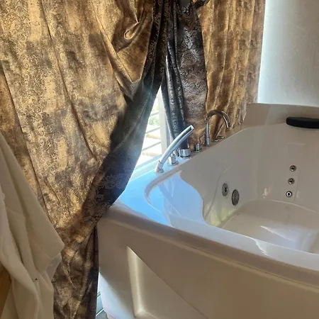 Femme Noir Luxury Experience Bed & Breakfast